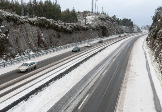 A neve déixase ver en San Sadurniño e obriga a interromper o tráfico pesado na AG-64 durante case tres horas